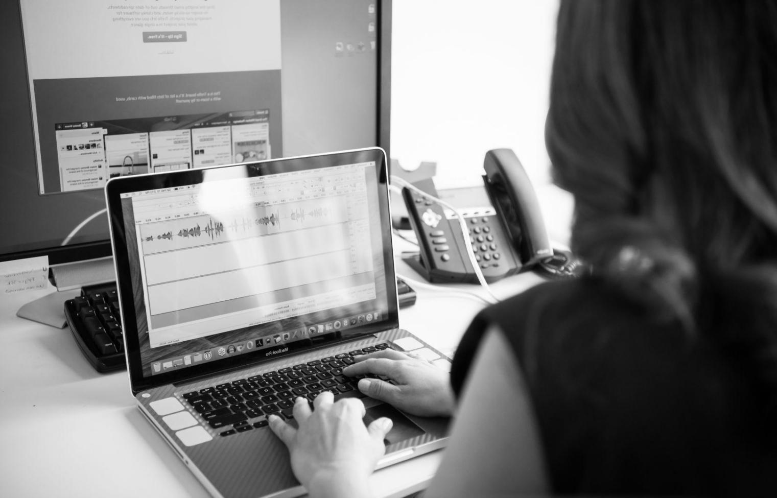 Persona revisando documentos financieros en un escritorio ordenado
