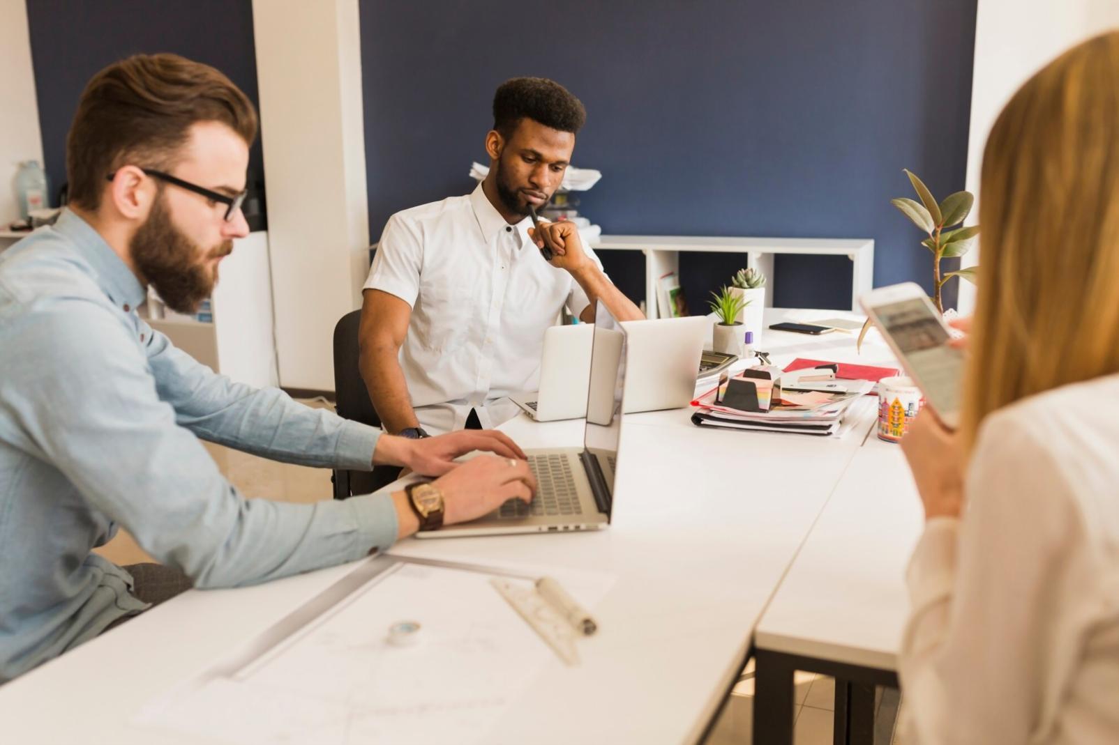 Espacio de trabajo colaborativo en las oficinas de bicaxkuulios